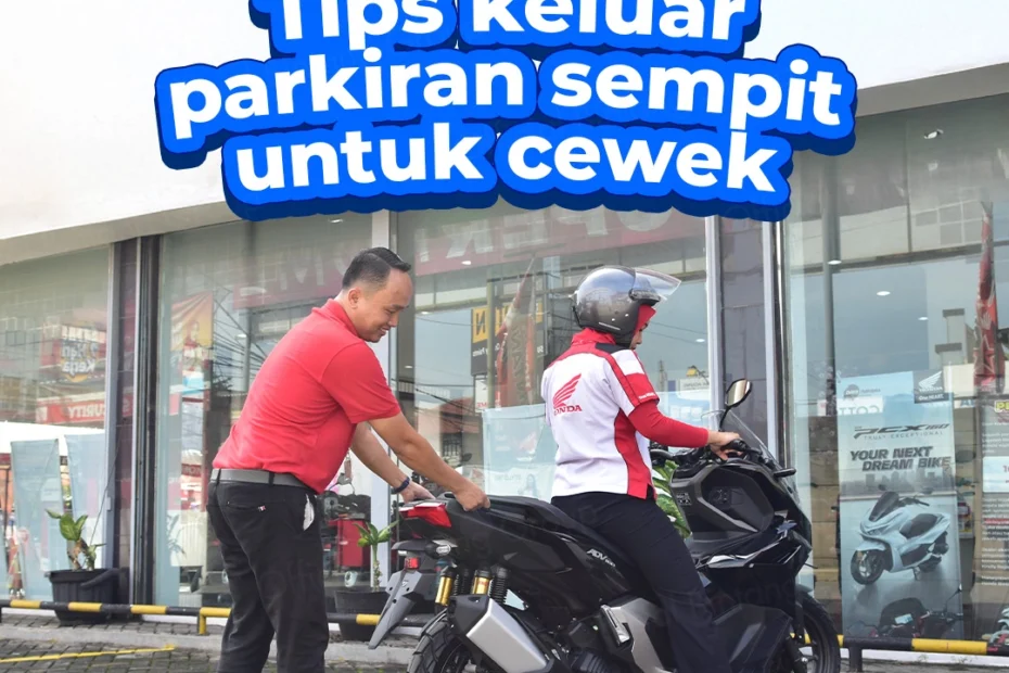 Pengendara wanita Honda keluar dari parkiran motor sempit dengan aman