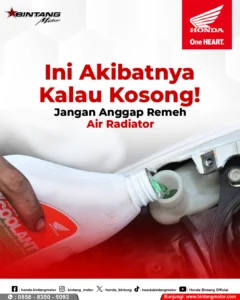 Teknisi ahli Bintang Motor sedang melakukan pengecekan level cairan pendingin pada tabung cadangan motor Honda untuk mencegah akibat air radiator sampai kosong yang merusak mesin.