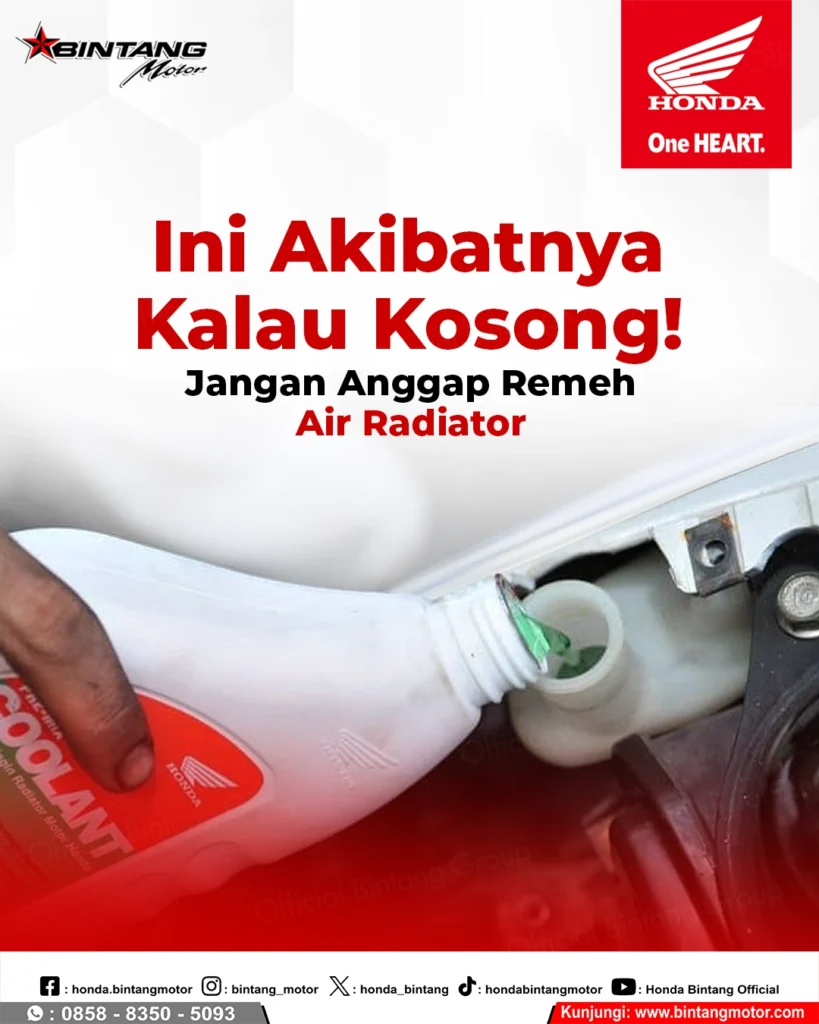 Teknisi ahli Bintang Motor sedang melakukan pengecekan level cairan pendingin pada tabung cadangan motor Honda untuk mencegah akibat air radiator sampai kosong yang merusak mesin.