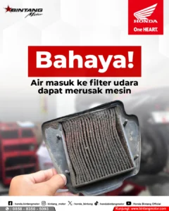 Teknisi ahli Bintang Motor sedang membongkar boks filter udara motor Honda untuk menunjukkan bahaya air masuk yang dapat merusak komponen mesin setelah melewati banjir.