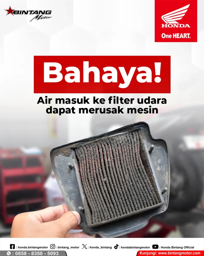Teknisi ahli Bintang Motor sedang membongkar boks filter udara motor Honda untuk menunjukkan bahaya air masuk yang dapat merusak komponen mesin setelah melewati banjir.