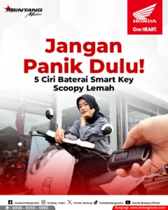 Teknisi ahli Bintang Motor sedang menunjukkan cara pengecekan ciri baterai smart key Honda Scoopy lemah dan memberikan tutorial ganti baterai original kepada konsumen di diler.