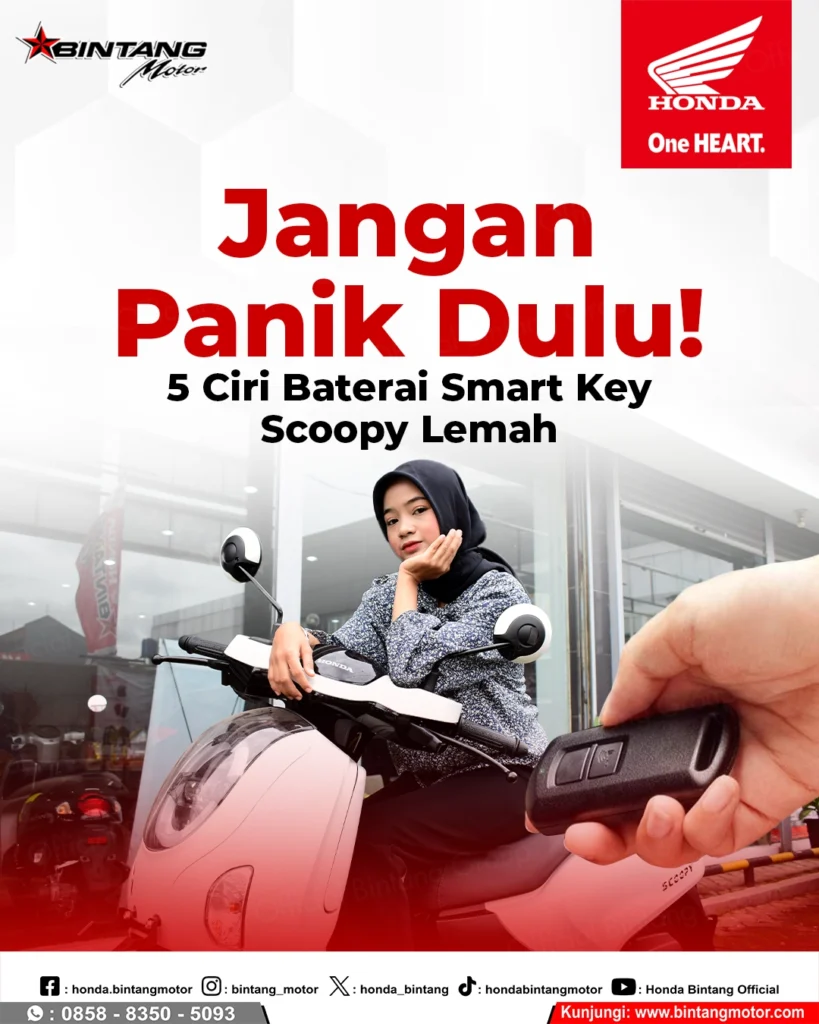 Teknisi ahli Bintang Motor sedang menunjukkan cara pengecekan ciri baterai smart key Honda Scoopy lemah dan memberikan tutorial ganti baterai original kepada konsumen di diler.