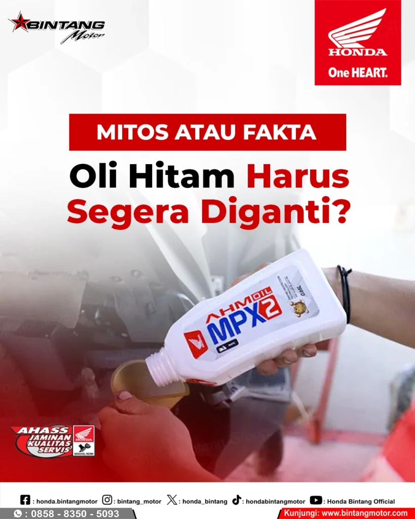 Teknisi ahli Bintang Motor sedang menunjukkan stik oli dan memberikan penjelasan mengenai mitos atau fakta oli hitam harus segera diganti kepada pelanggan di bengkel AHASS.